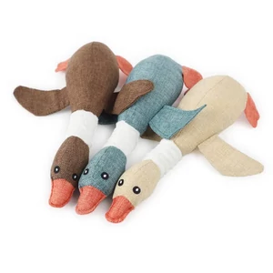 Kacsa kutyajáték csipogóval, 32 cm, több színben