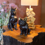 Kép 2/3 - Fekete francia bulldog szobor, arany fülekkel